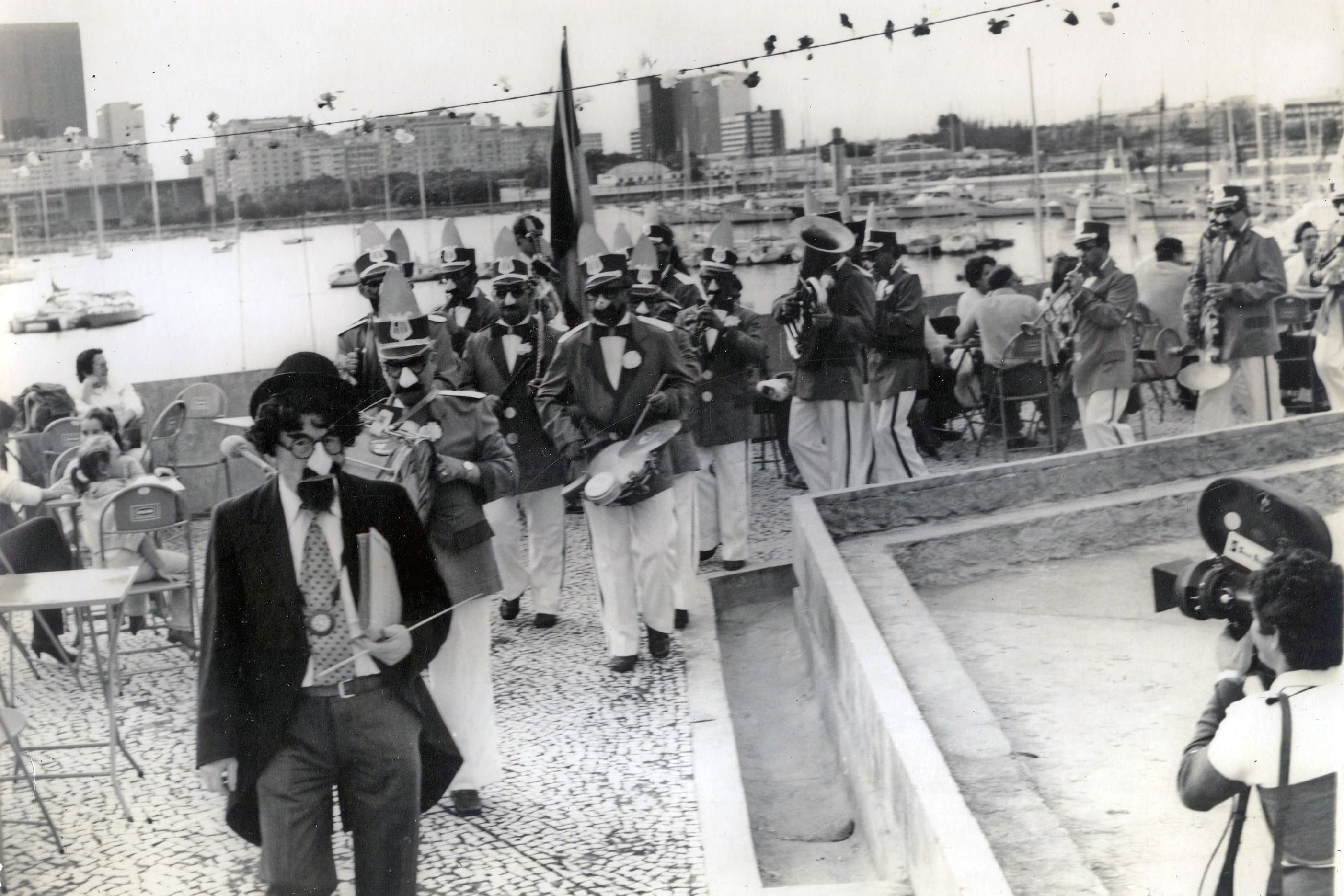 Formação atual da Banda Plástica de Barcelos com o maestro