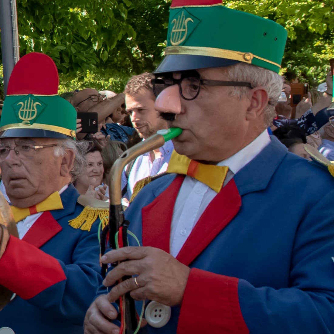 Músico da Banda Plástica a tocar um instrumento de plástico com kazoo no bocal